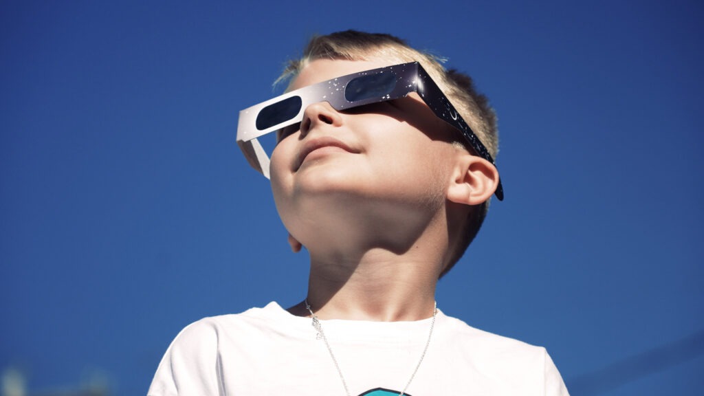 Niño viendo el Eclipse Solar 2026 en Soria con gafas homologadas